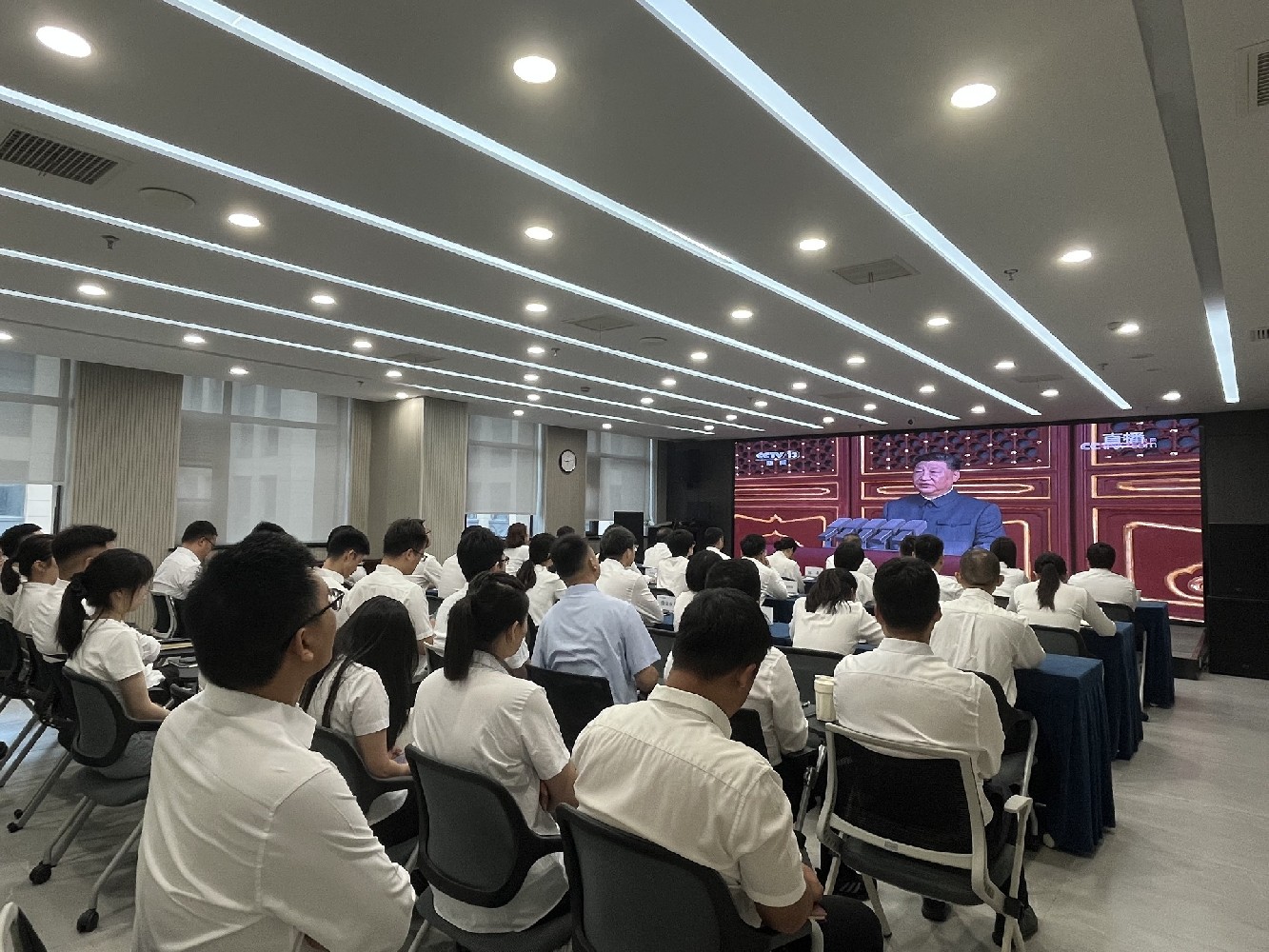 澳门新葡京平台
集中观看阅兵盛况:铭记历史伟大胜利 凝心聚力港区发展
